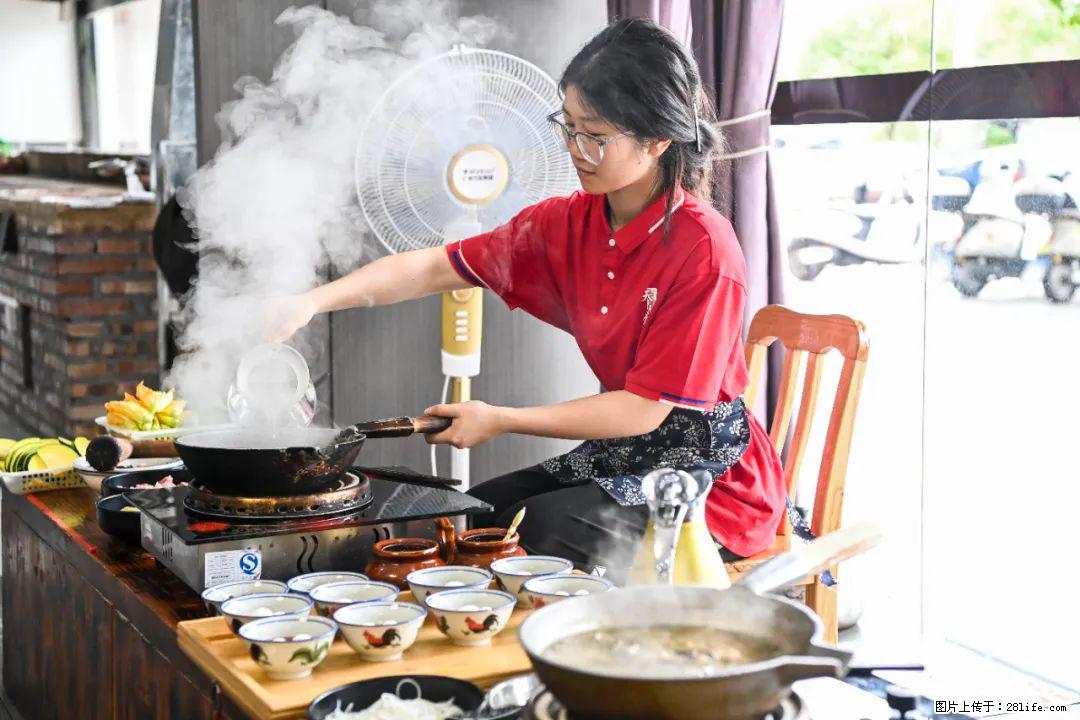 全网追的“扁担女孩”,找了一份暑假工,时薪12元 - 北海生活资讯 - 北海28生活网 bh.28life.com